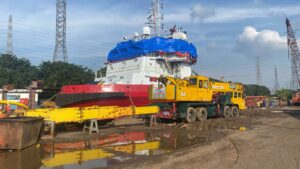 Crane 50 ton memindahkan container kargo di kawasan pergudangan Pasar Kemis