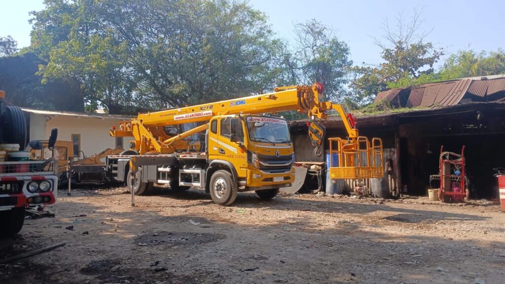 Manlift digunakan untuk inspeksi facade gedung dan pengecekan kondisi material bangunan