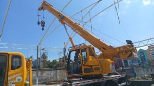 Sewa crane 8 ton Antasari untuk erection lapangan padel akses terbatas