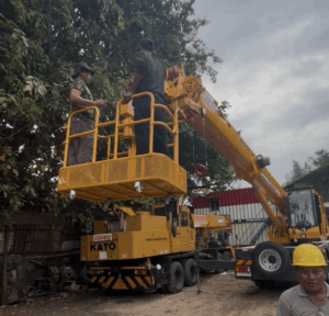 Manlift digunakan untuk pemasangan dan penyesuaian kamera pengawas di area industri