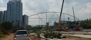 Sewa crane 8 ton Antasari Jakarta Selatan untuk erection baja di lokasi dengan akses terbatas