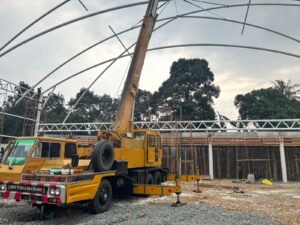 Rental crane Karawang untuk erection baja pabrik manufaktur di Indotaisei Kota Bukit Indah