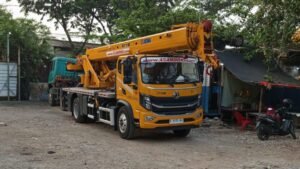 Rental crane 25 ton Pondokgede digunakan untuk pengangkatan panel kaca dan rangka baja