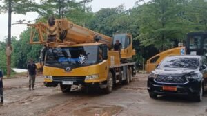 Sewa crane 25 ton Cibubur untuk pembangunan cluster perumahan di Kota Wisata