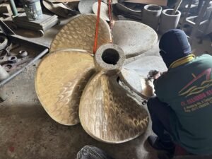 Polishing propeller kapal high-speed untuk meningkatkan efisiensi dorong dan mengurangi fouling