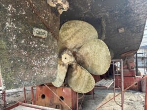 Proses straightening propeller kapal yang bengkok untuk mengatasi ketidakseimbangan dan getaran berlebih