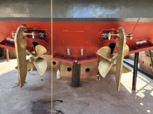 Repair propeller kapal cepat TNI-AL dengan proses welding & sealing untuk laju optimal