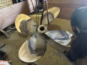 Polishing propeller bronze kapal cargo untuk meningkatkan efisiensi dorong dan mencegah fouling
