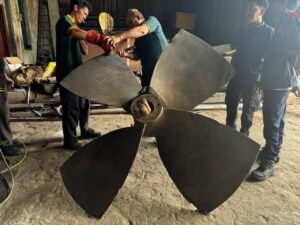 Proses straightening propeller kapal yang bengkok untuk mengatasi ketidakseimbangan dan getaran berlebih