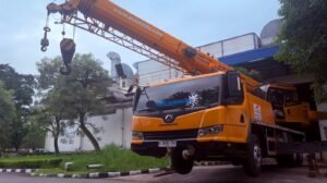 mobile crane melakukan lifting mesin industri dalam pekerjaan darurat di pabrik