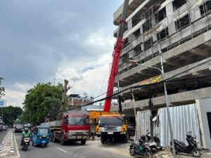 Lifting mesin HSDP jacking system menggunakan mobile crane 55 ton di proyek konstruksi