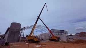 Dua unit mobile crane 50 ton digunakan secara tandem untuk pengangkatan struktur rafter padel court di kawasan Bintaro