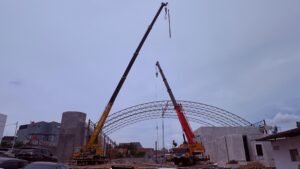 Keunggulan mobile crane dengan boom panjang dan setup cepat untuk proyek konstruksi.