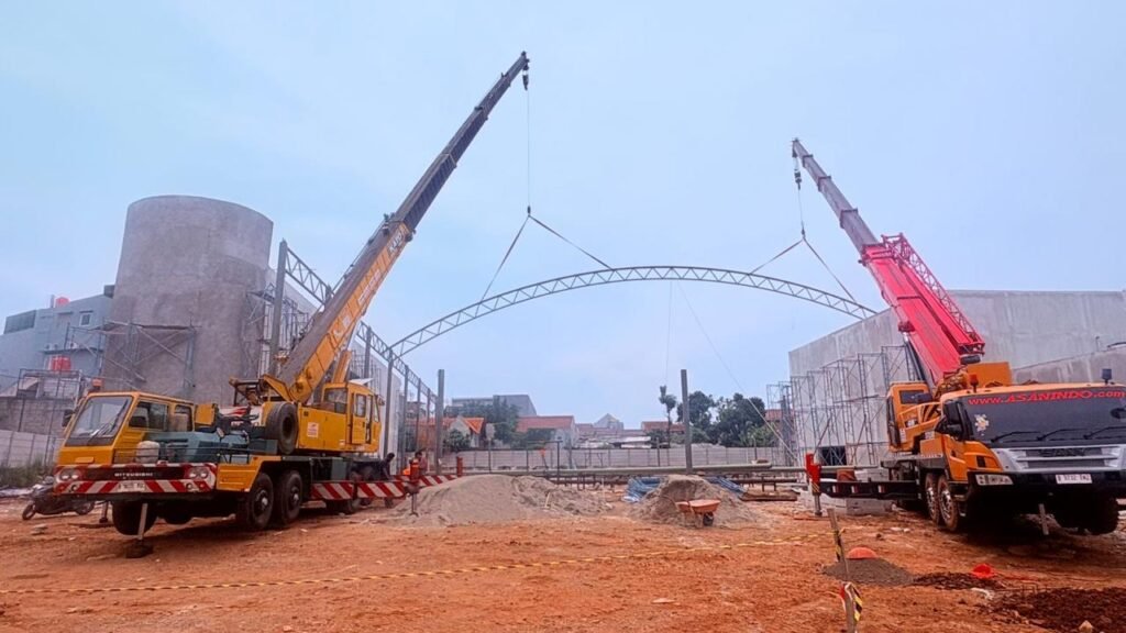 Crane 25 ton digunakan untuk erection struktur lapangan padel pada proyek konstruksi olahraga