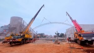 Crane 25 ton digunakan untuk erection struktur lapangan padel pada proyek konstruksi olahraga