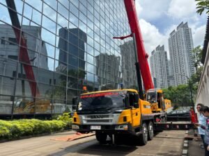 Dismantling tower crane di Cideng Jakarta Pusat menggunakan mobile crane 55 ton