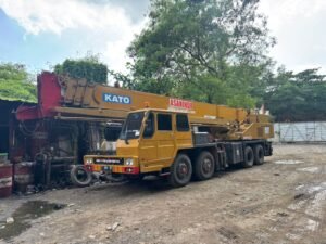 Mobile crane KATO NK250 kapasitas 25 ton untuk proyek industri dan erection struktur baja