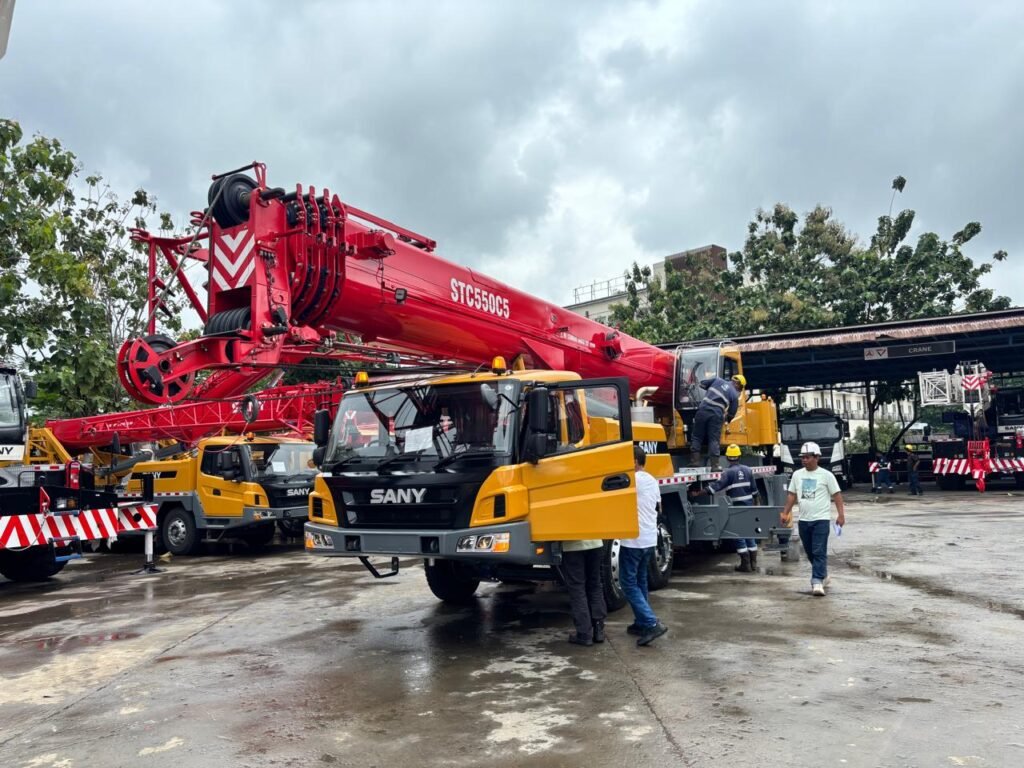 Mobile crane tahun muda dengan sistem LMI modern untuk proyek konstruksi industri