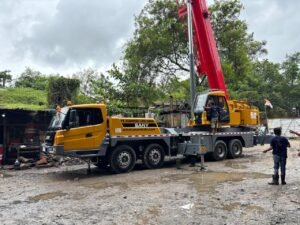 Mobile crane 55 ton SANY STC550 dengan boom 45 meter untuk heavy lifting proyek konstruksi.