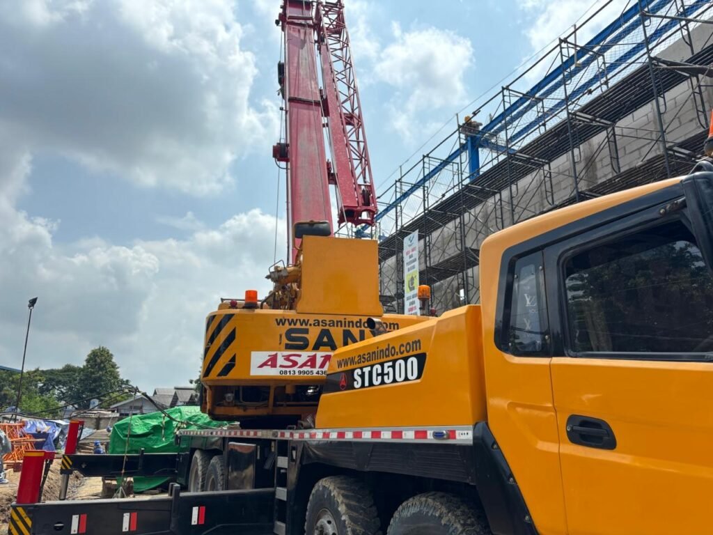 Mobile crane digunakan dalam sistem sewa bulanan untuk proyek dengan jam kerja tinggi
