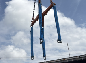 Spreader bar sebagai alat bantu lifting crane untuk menjaga stabilitas beban
