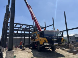 Mobile crane asanindo melakukan loading unloading container di pabrik vinfast subang jawa barat