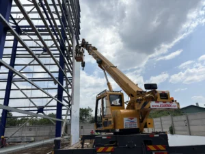 Mobile manlift MM2100 pemasangan facade tembok bangunan kawasan industri Bekasi