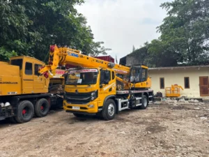 Mobile crane 8 ton XCMG XCT untuk rental crane Jakarta di area sempit proyek konstruksi dan lifting ringan