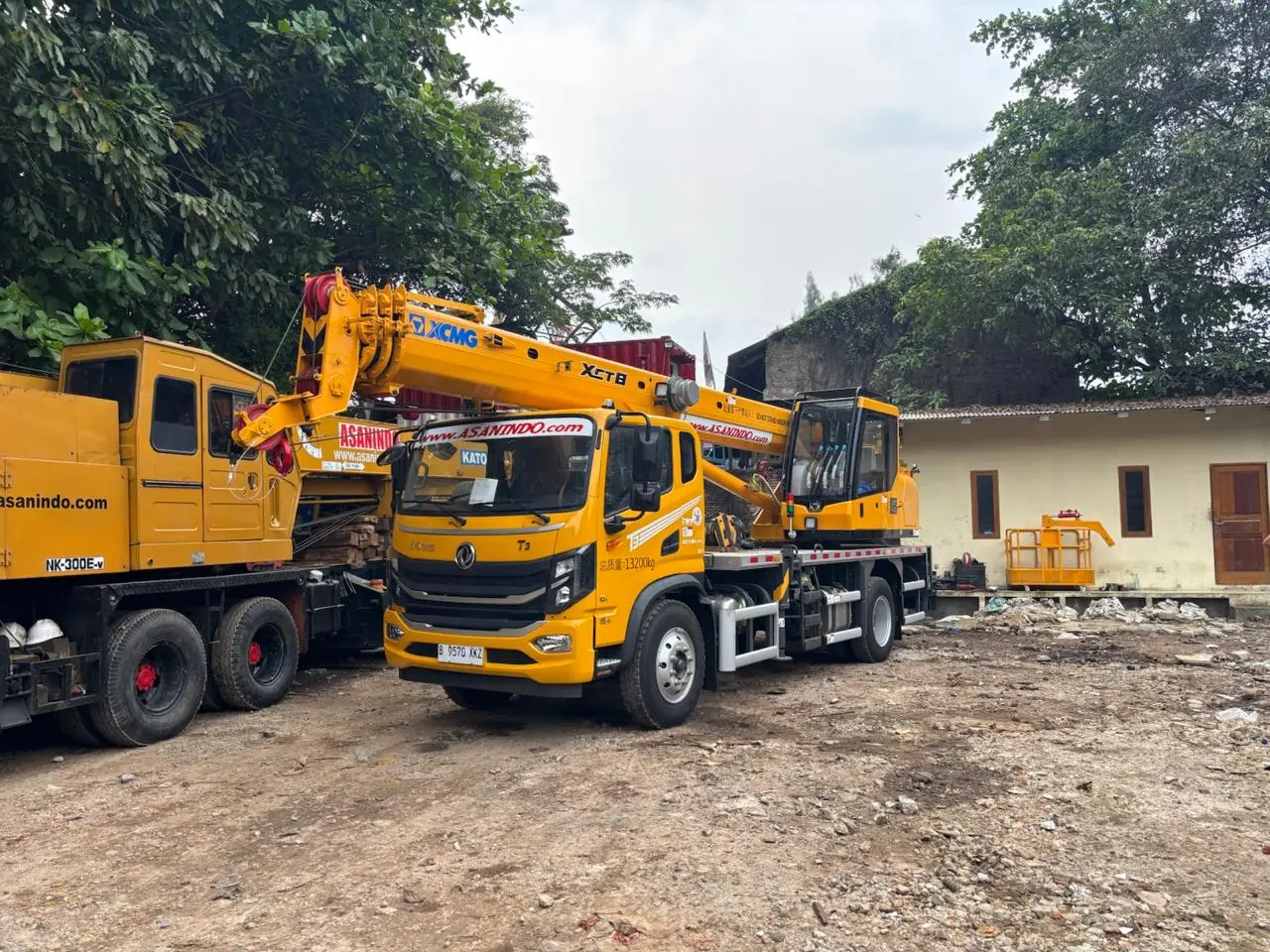 Mobile crane 8 ton XCMG XCT8 untuk rental crane Cengkareng Jakarta Barat di area sempit proyek konstruksi dan lifting ringan
