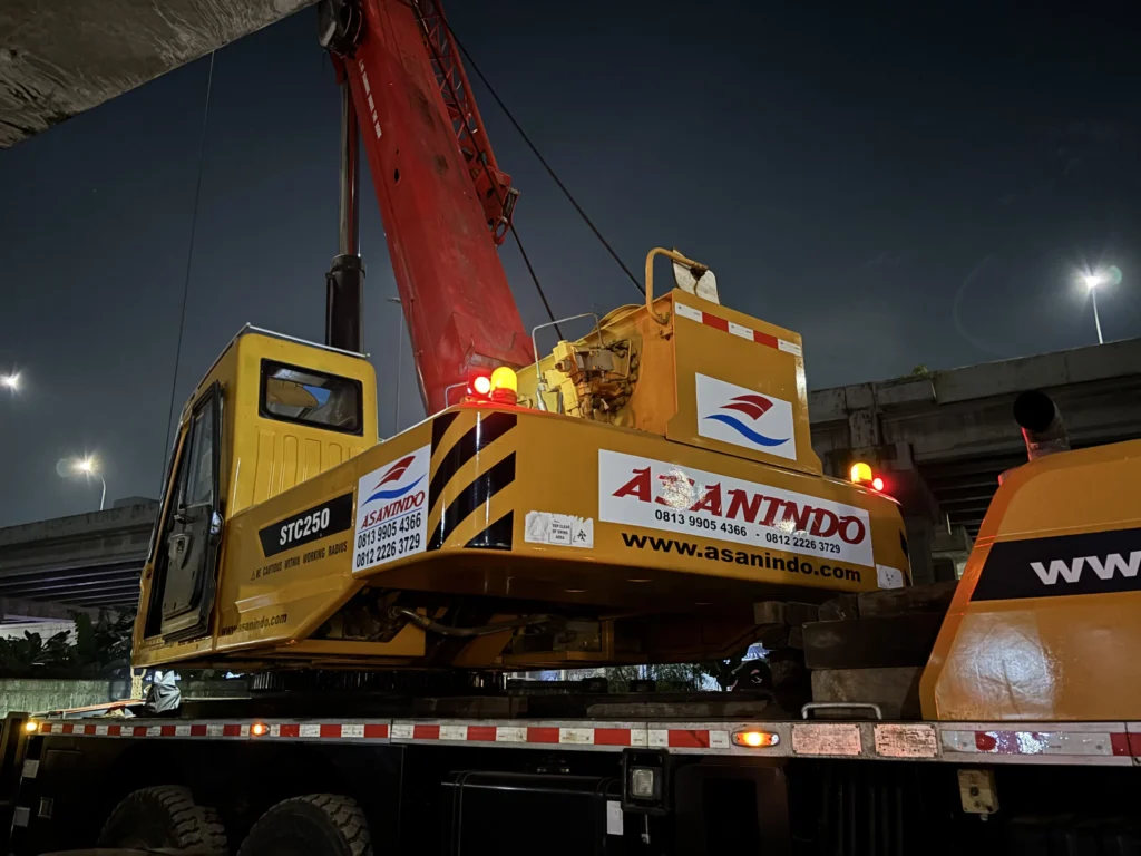 Mobile crane ASANINDO beroperasi di proyek konstruksi Jakarta