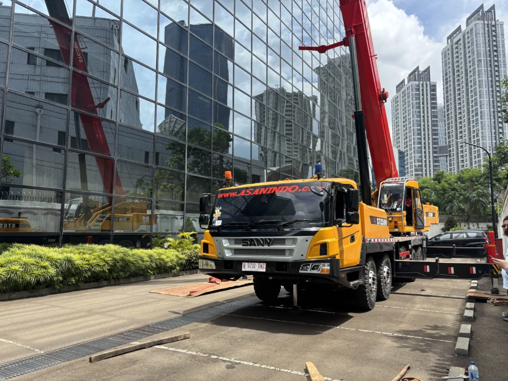 Mobile crane beroperasi di lokasi proyek konstruksi dan industri Jabodetabek