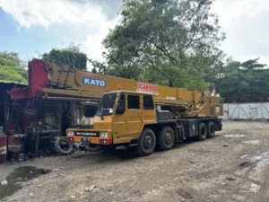 Mobile crane 30 ton bongkar muat mesin industri berat di kawasan pelabuhan