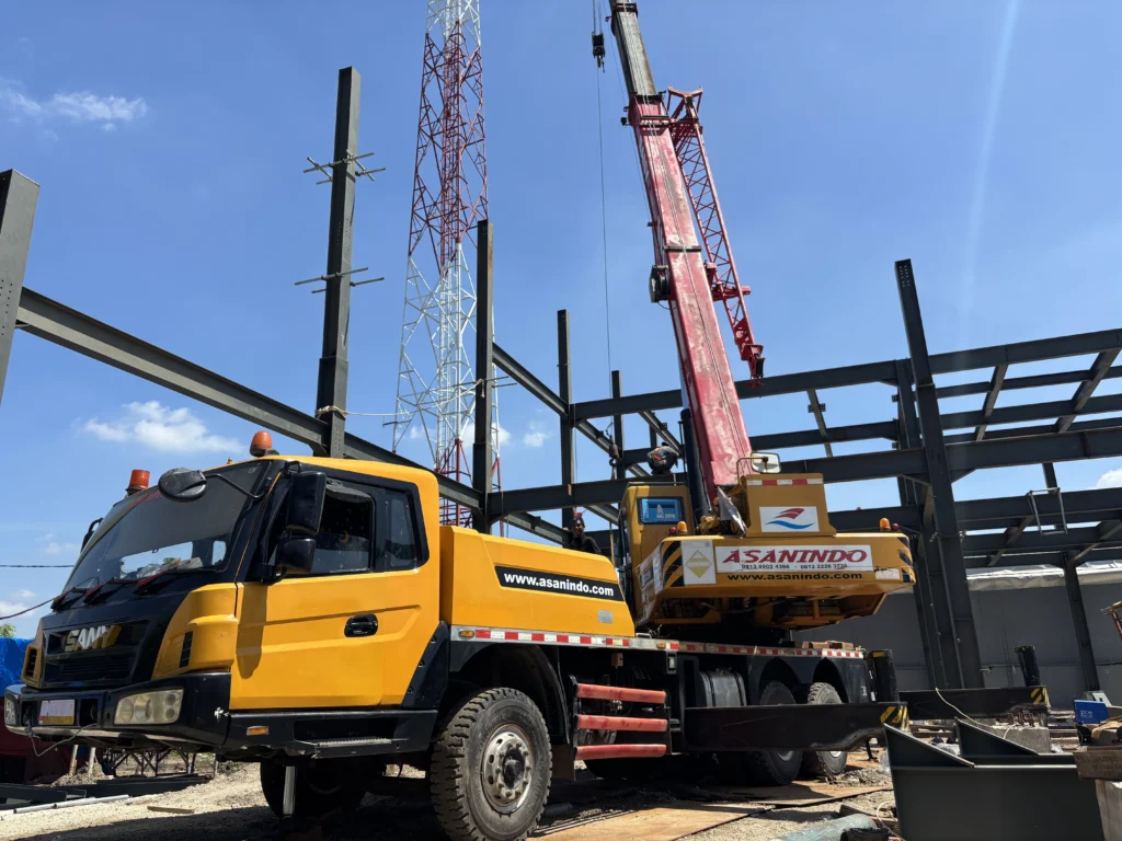 Mobile crane beroperasi di lokasi proyek — faktor penentu biaya rental crane