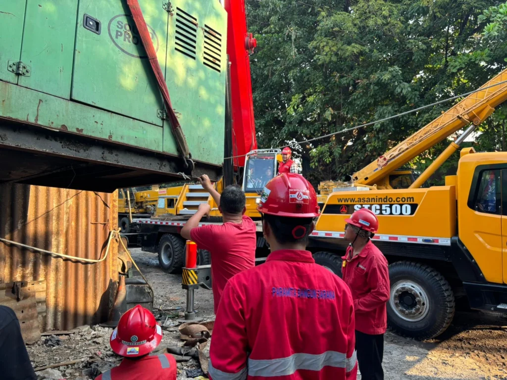 Site manager merencanakan penggunaan crane di lokasi proyek konstruksi Jakarta