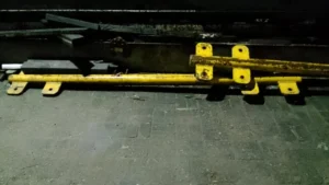 Crane menggunakan spreader bar untuk lifting beban panjang di proyek konstruksi