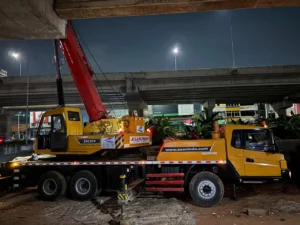 Panjang boom crane yang mempengaruhi kapasitas angkat crane dalam proyek konstruksi dan lifting material