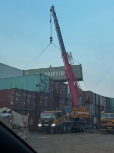 Boom mobile crane terentang tinggi untuk pekerjaan lifting ke ketinggian gedung bertingkat