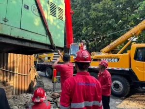 Inspeksi wire rope dan hook crane sebelum operasi standar K3 pesawat angkat angkut