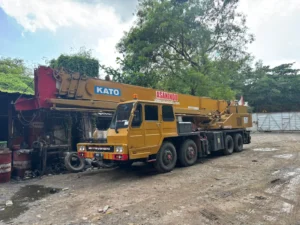 Mobilisasi crane truk trailer di jalan Jakarta izin kendaraan berat ODOL peraturan lalu lintas