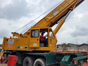 Proses dismantling tower crane proyek selesai mobile crane bongkar komponen satu per satu