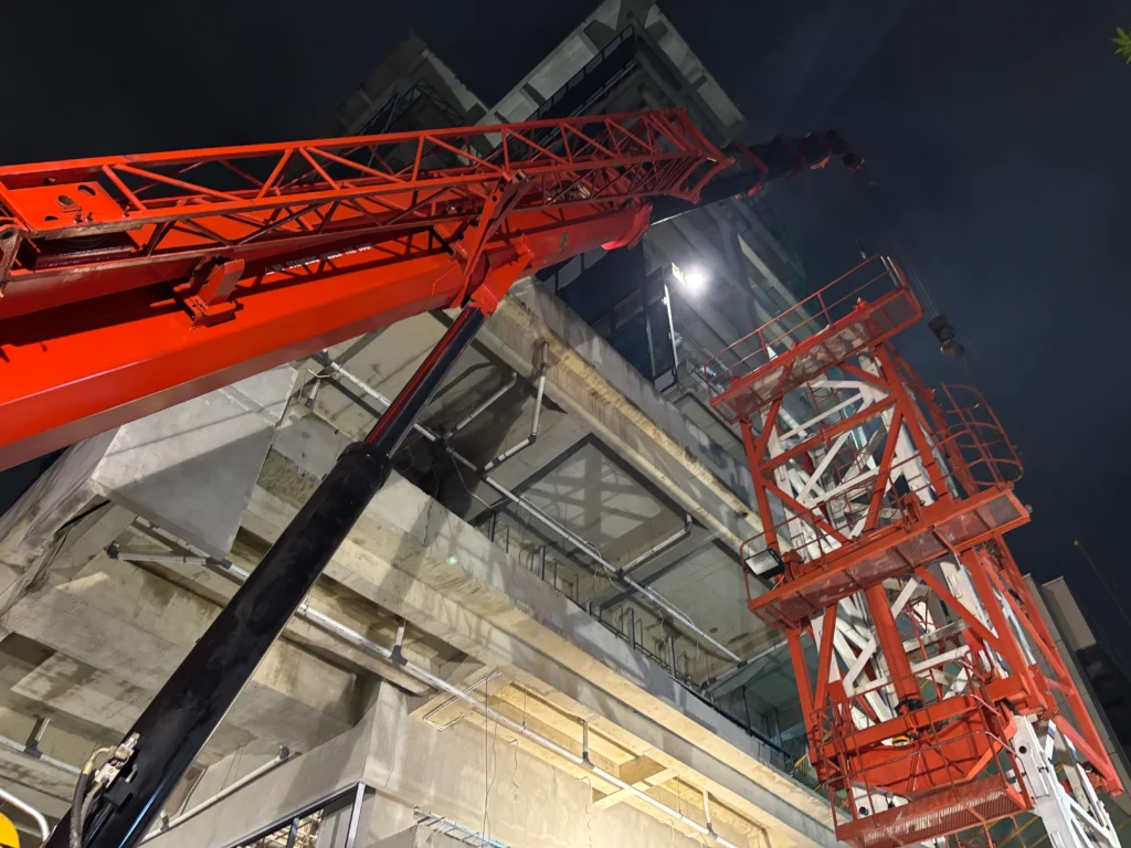 Mobile crane 50 ton SANY STC500 lifting komponen mast section tower crane erection