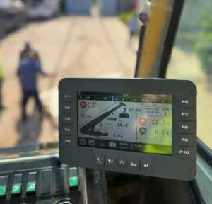 Layar LMI load moment indicator di kabin crane menampilkan persentase beban kapasitas angkat