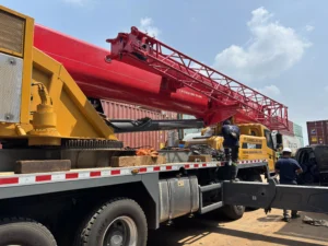 Bongkar material crane mobile proyek konstruksi industri efisien terorganisir Jabodetabek