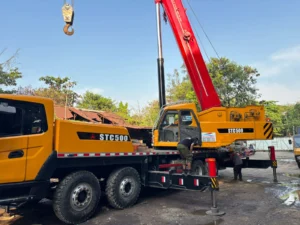 Display LMI crane menampilkan 70 persen beban kapasitas angkat kondisi operasi aman