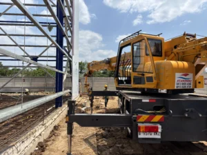 Crane 25 ton pemasangan bando megatron billboard LED struktur besar berat reklame Jakarta