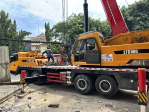 Outrigger crane dengan crane mat pelat baja benar stabil pencegahan amblas tanah lunak