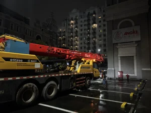 Crane pemasangan billboard malam hari jalan protokol Jakarta izin dinas perhubungan