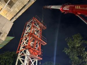 Mobile crane erection pasang tower crane proyek Jakarta keduanya digunakan bersamaan