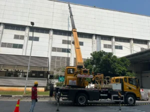 Mobile manlift Astra AHM Cibitung lifting instalasi electrical box ketinggian kawasan industri