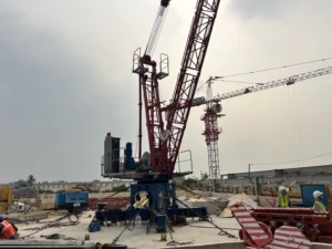 Tower crane proyek gedung bertingkat Jakarta pondasi permanen jangka panjang mast tinggi